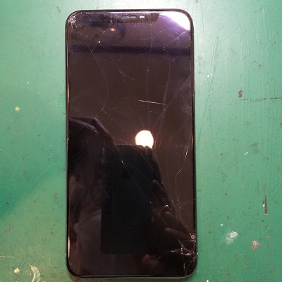 iPhoneXSMAX画面割れ