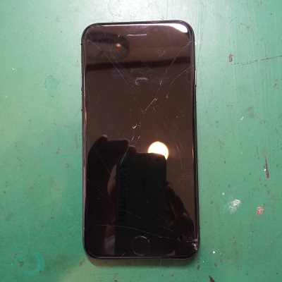 iPhone8画面割れ
