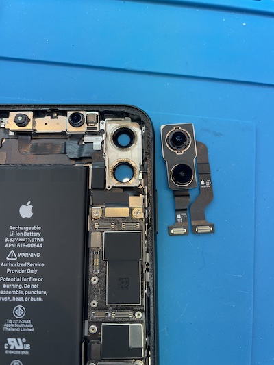 iPhone11 リアカメラ　黒い影映り込み