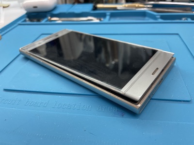 Xperia XZs バッテリー膨張　電池交換