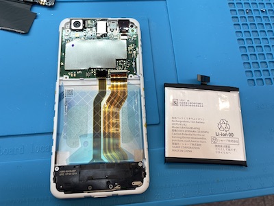 AQUOS SENSE(SHV40)バッテリー取り外し