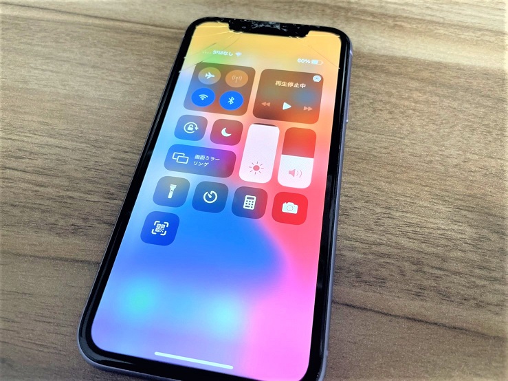 画面が割れたiPhone11の写真