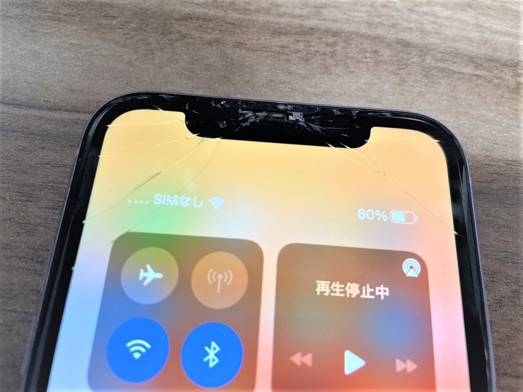 画面が割れたiPhone11の上部クローズアップ写真