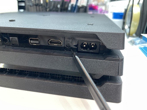 PS4Pro CUH-7200B 爪を剥がす