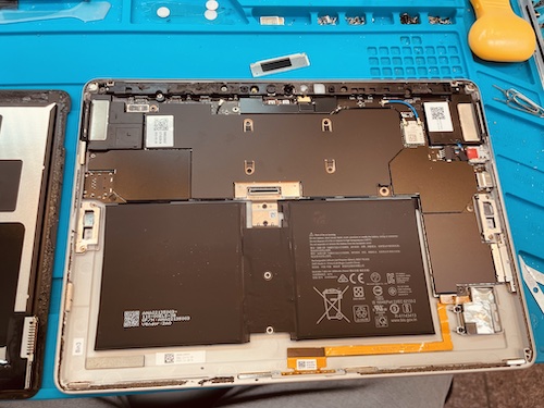 Surface GO2　液晶コネクタケーブルを外す