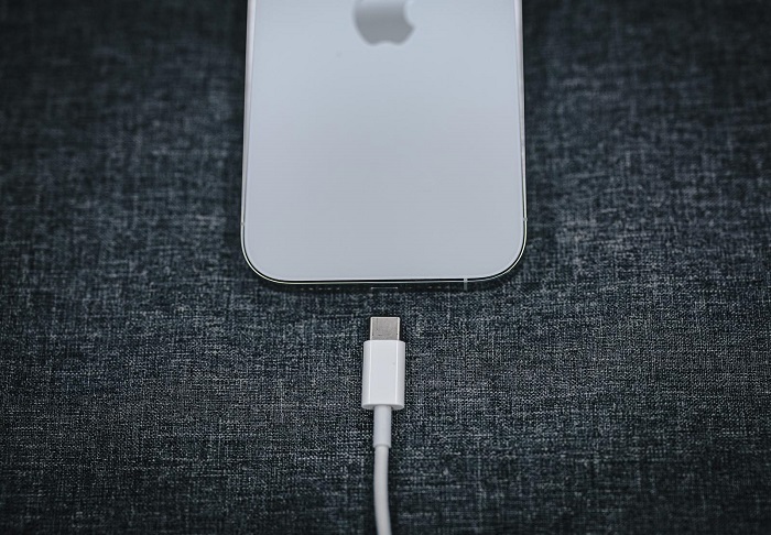 iPhoneを充電している