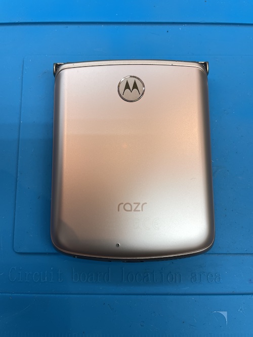 Motorola razr 5G　半分