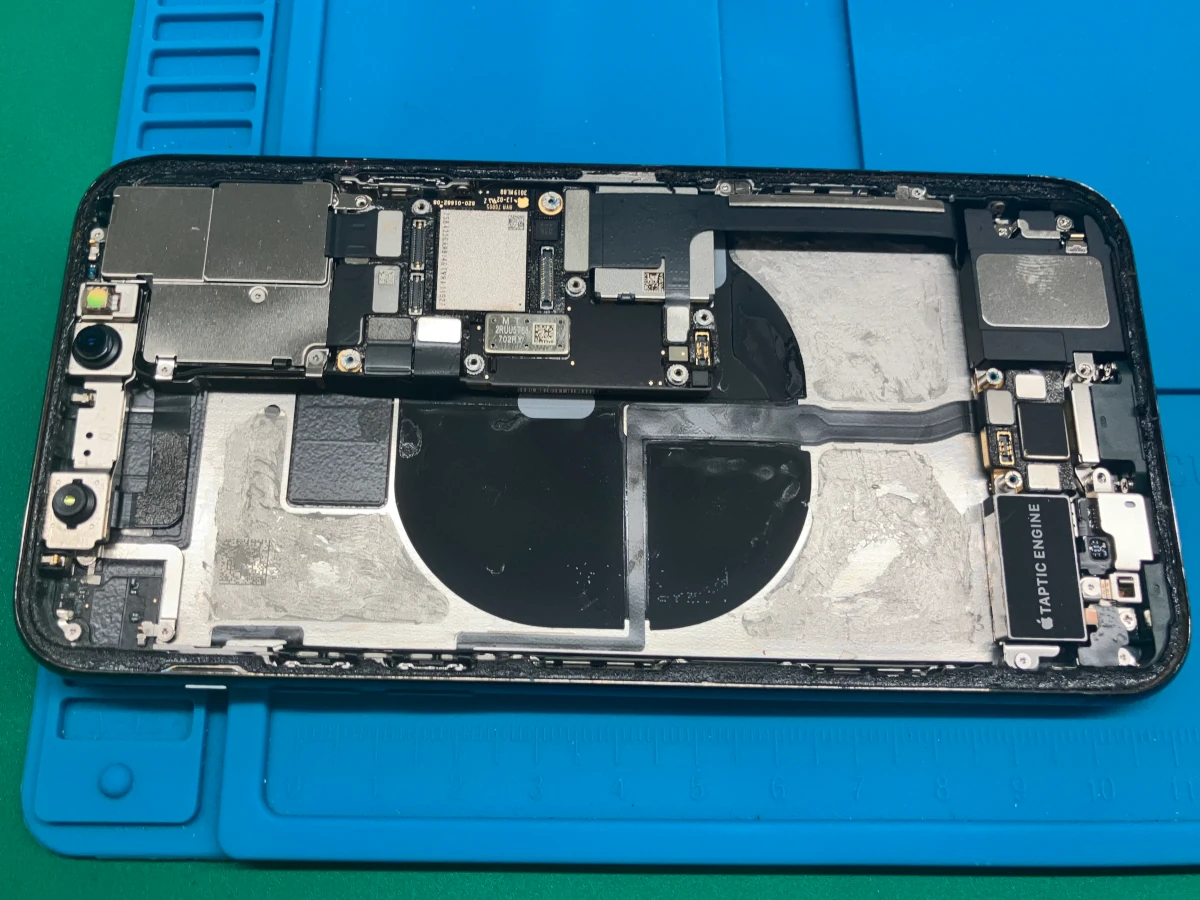 iPhone11Proから液晶パネルバッテリーを外したところ