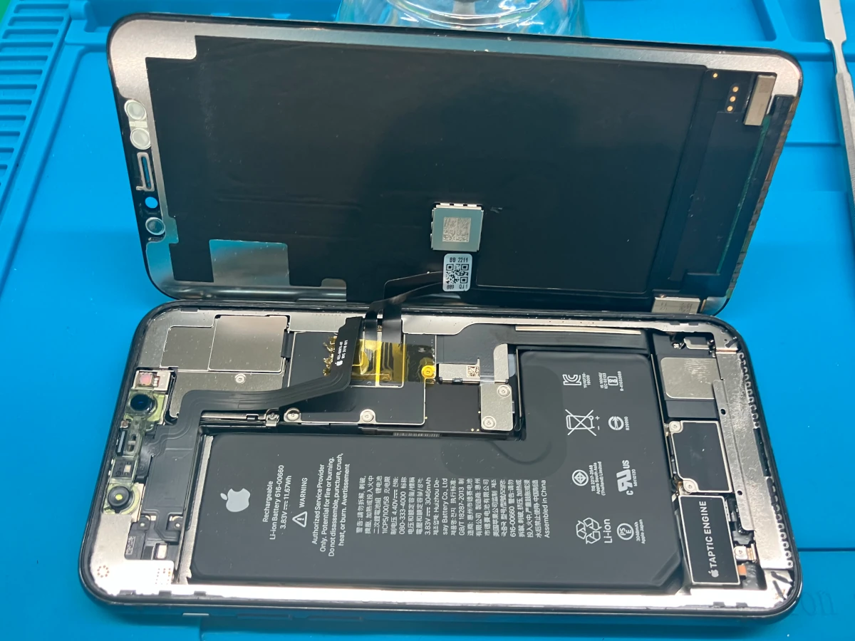 新しい液晶パネル、バッテリーを取り付け