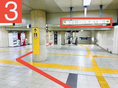 3.[自販機・公衆電話]がある左側通路。【7番・10番】出口に進みます。