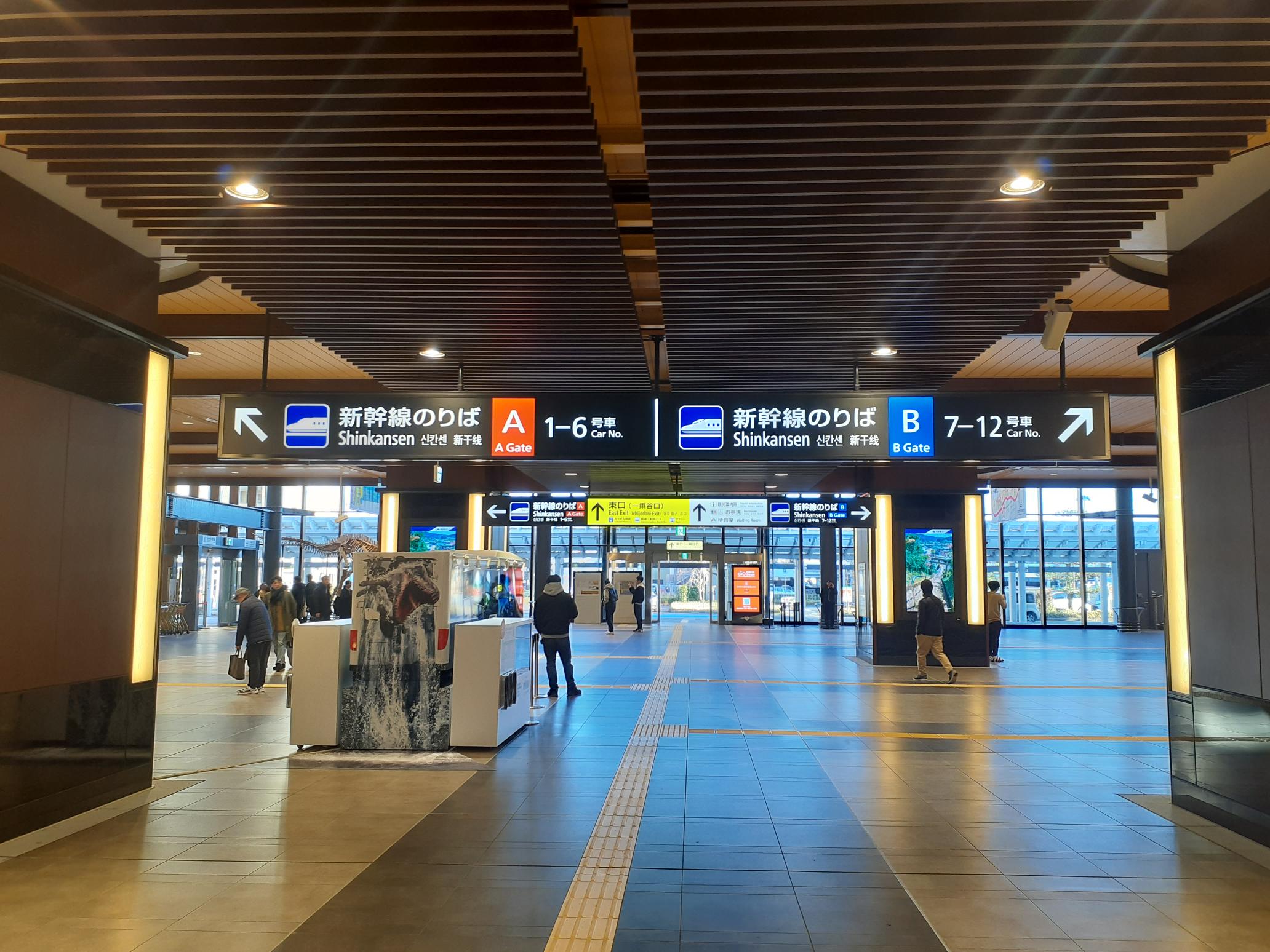 1.JR福井駅の改札を出て、東口（一乗谷口）方面に向かいます。
