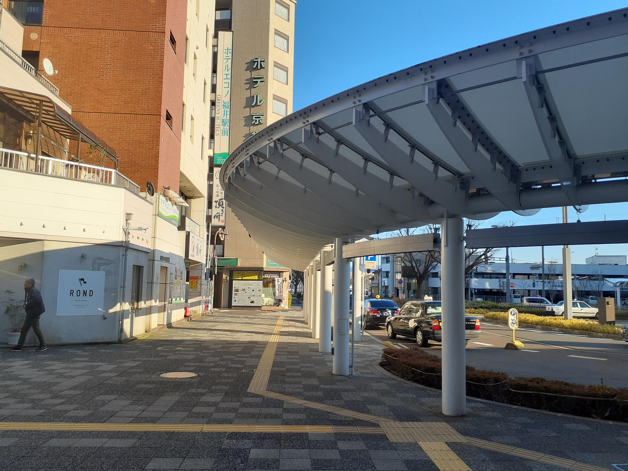 2.福井駅東口タクシー乗り場を直進します。