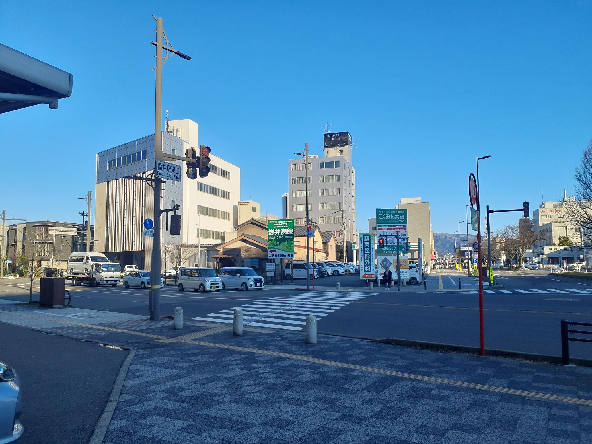 3.「福井駅東口」の交差点を渡り、左（北方面）に進みます。
