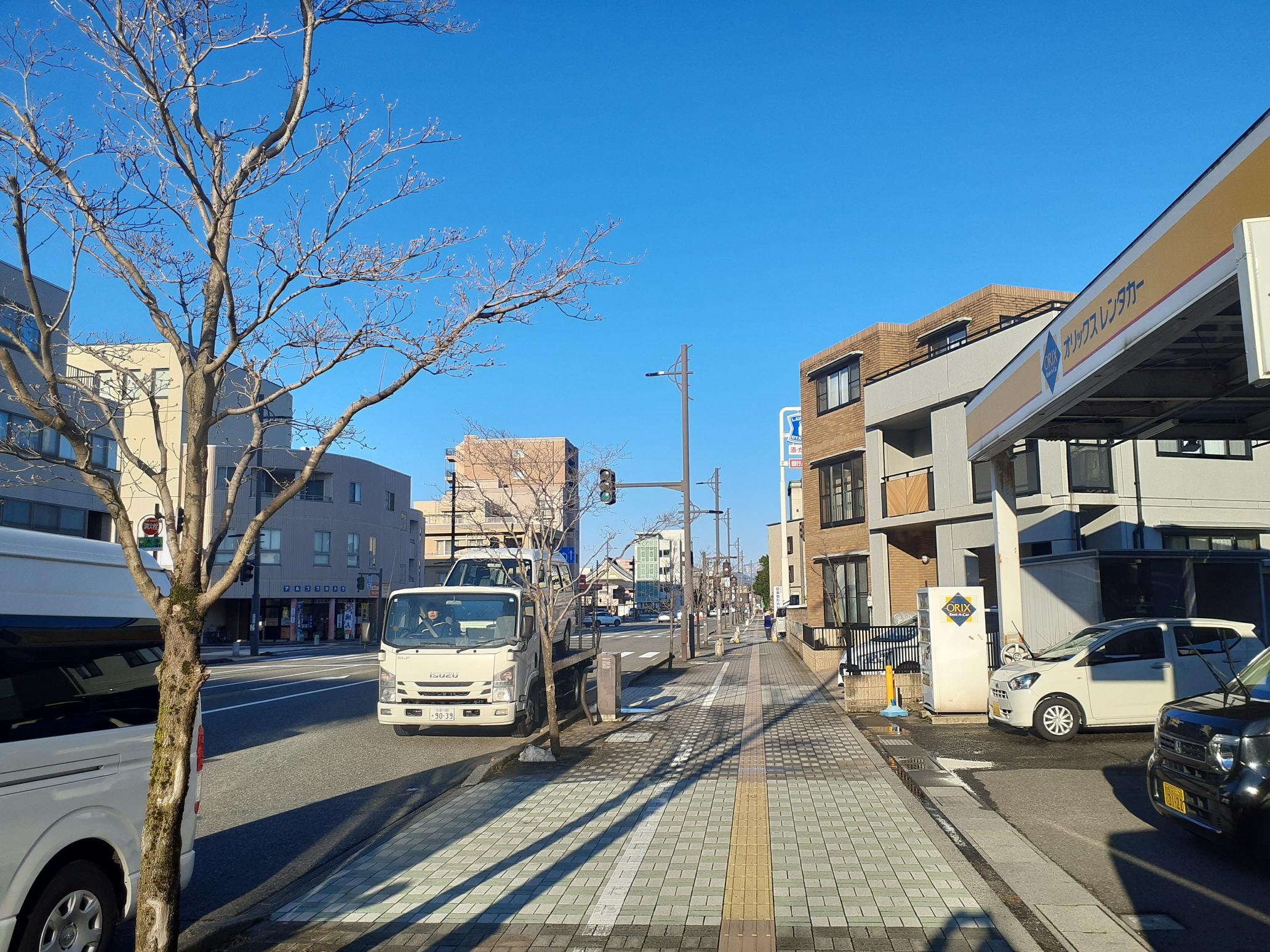 4.そのまま木田橋通りを直進します。（オリックスレンタカー、ローソンが道沿いにあります）