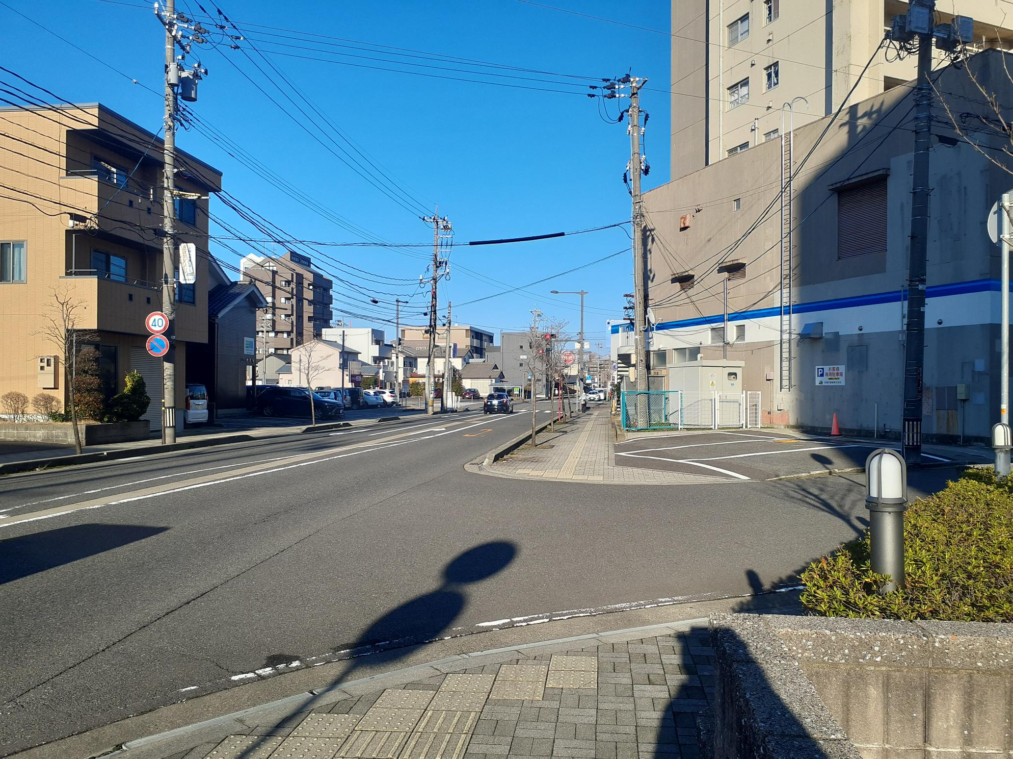 5.「日之出3丁目」の信号が見えたらすぐそこです。