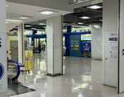 2.入口を入って直進してください。エスカレータを左手に通り過ぎたらもうすぐです。