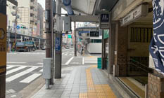 3.階段を上がると右側に直進します。